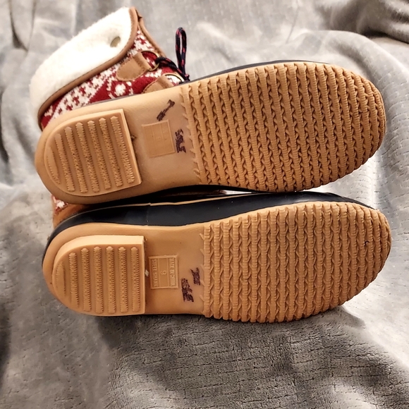 Khombu Maya Waterproof Snow Boots Red Blue 9 EUC - Picture 9 of 13